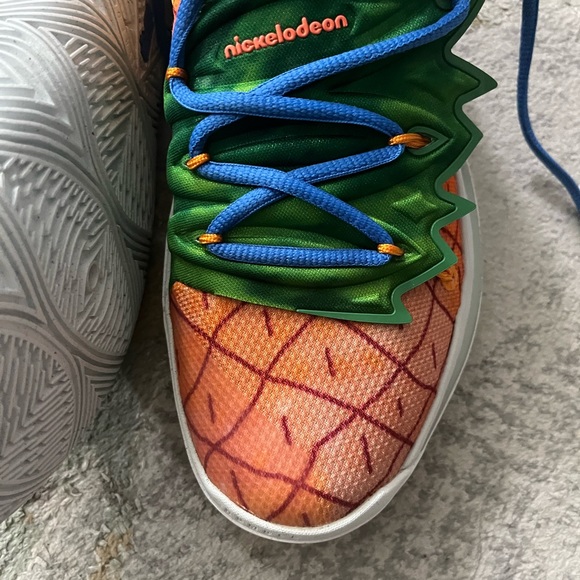 BRAND NEW NIKE Sponge Bob Shoes - Picture 3 of 4